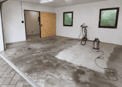 Abgeschliffener Boden in Garage für Vorbereitung für die Beschichtung mit Epoxidharz.