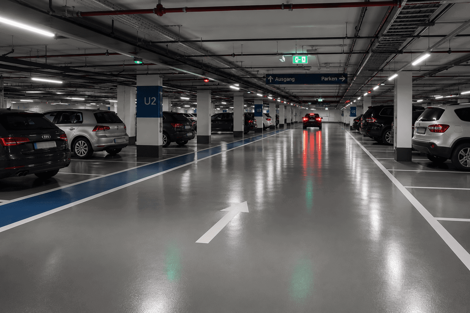 Bodenbesichtung Parkhaus mit Epoxidharz Moderner Industrieboden in Parkgarage aus Epoxidharz mit glatter Oberfläche und klaren Markierungen.