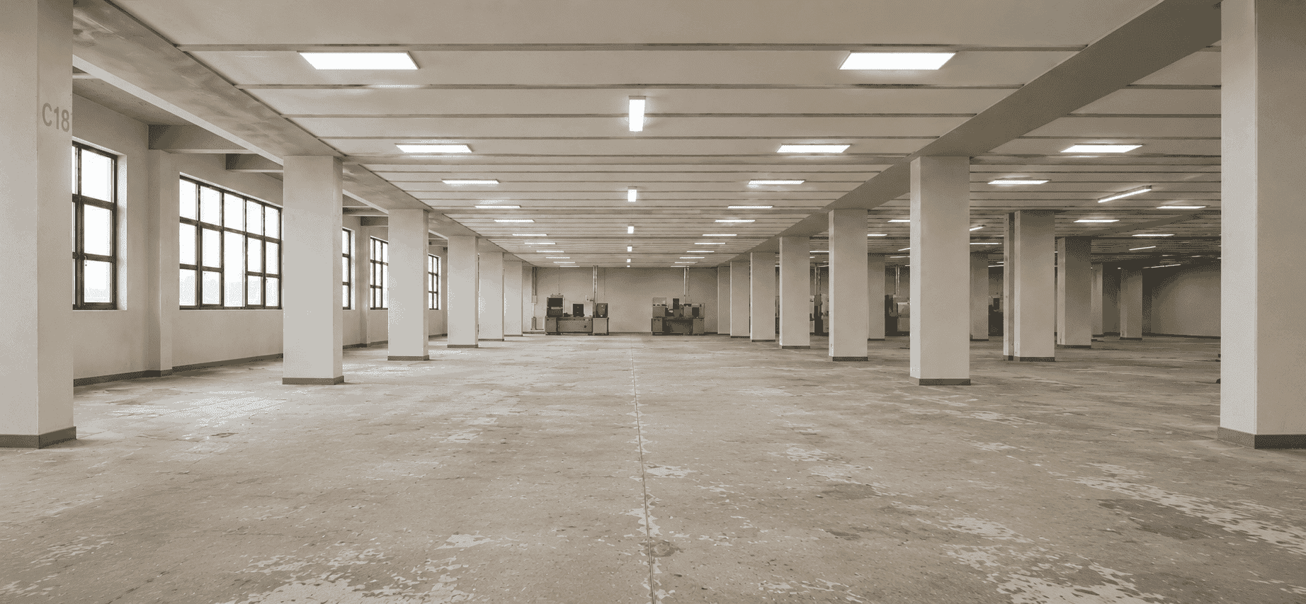 Großraum mit robustem Industrieboden mit Bodenbeschichtung aus Epoxidharz in einer Lagerhalle.